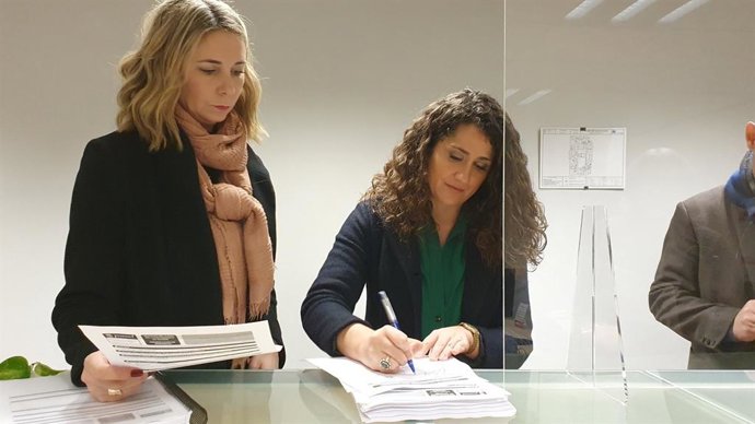 La portavoz del PSOE en el Ayuntamiento de Madrid, Mar Espinar, y la portavoz socialista de Hacienda, Enma López