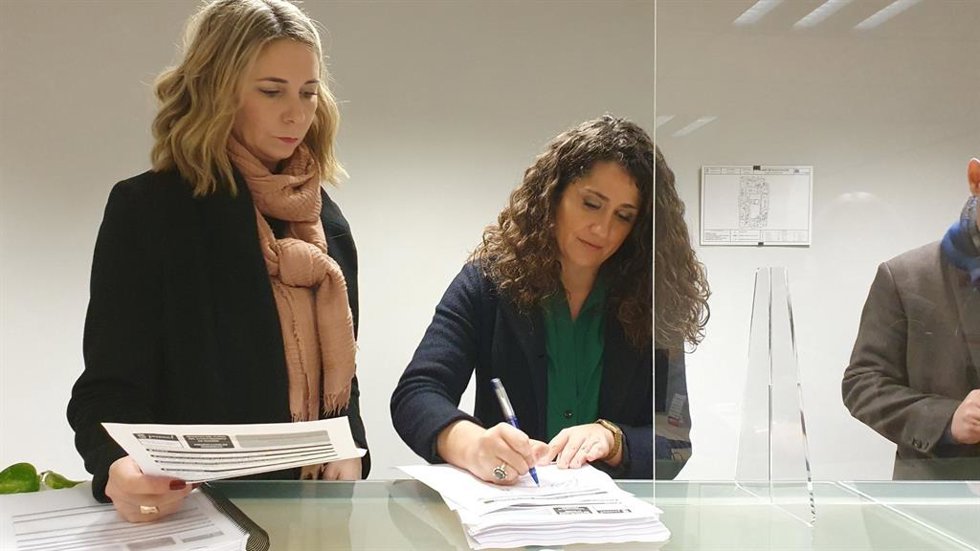 La portavoz del PSOE en el Ayuntamiento de Madrid, Mar Espinar, y la portavoz socialista de Hacienda, Enma López