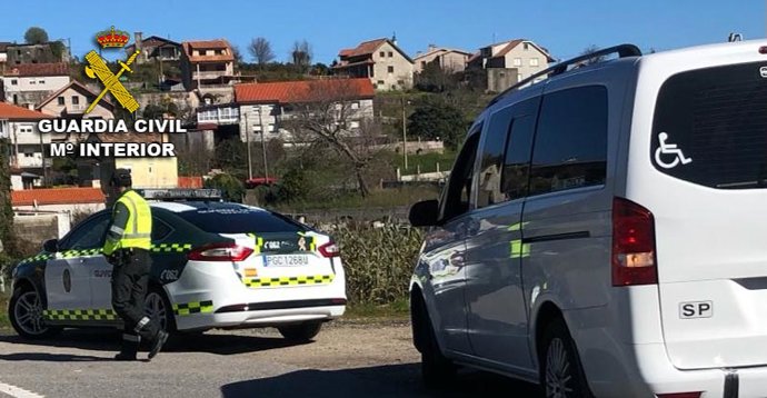 Archivo - La Guardia Civil intercepta en Vilaboa (Pontevedra) una furgoneta de transporte escolar conducida por un taxista con positivo en drogas.