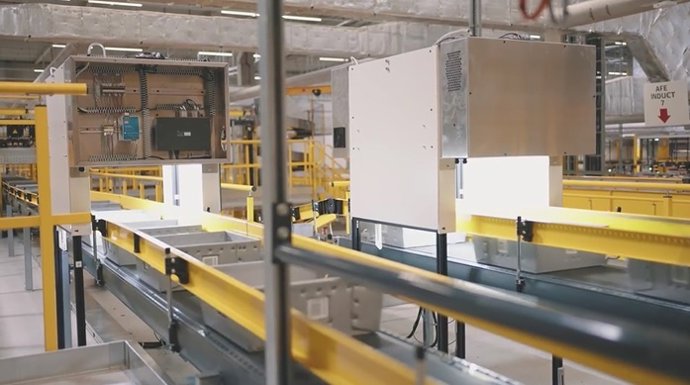 Almacén de Amazon donde se utiliza la identificación multimodal de artículos