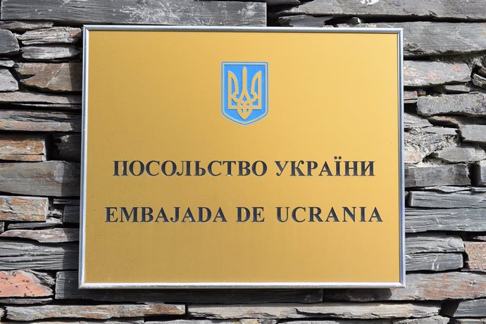 Archivo - Placa de l'ambaixada d'Ucrana a Madrid