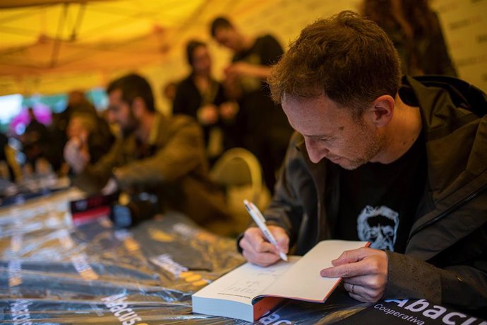 Archivo - Alías firmando un libro en la Diada de Sant Jordi