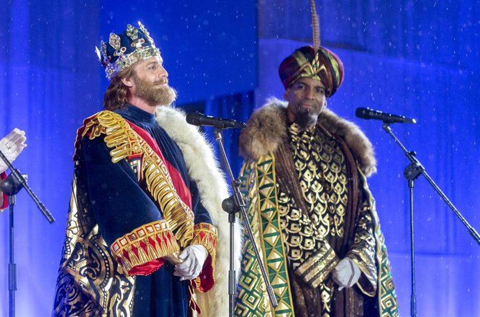 Archivo - Los Reyes Magos Gaspar (i) y Baltasar (d) en la cabalgata de Reyes 2022, a 5 de enero de 2022, en Madrid (España).