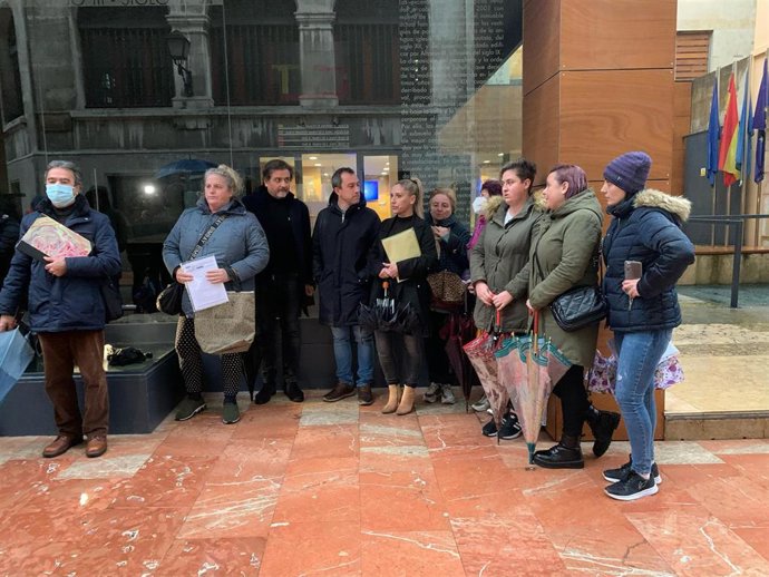 IU apoya a afectados por los retrasos en el pago de las ayudas al alquiler, que formalizan el inicio del procedimiento judicial contra el Principado de Asturias