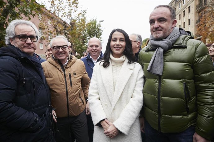 La líder de Ciudadanos, Inés Arrimadas, y el presidente de UPN y portavoz de Navarra Suma, Javier Esparza, asisten a la concentración convocada para expresar el apoyo de los habitantes de Navarra a la Guardia Civil, frente a la comandancia de la Guardia