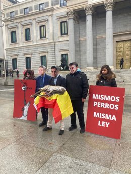 Animalistas muestran un galgo muerto en protesta por la Ley de Bienestar Animal
