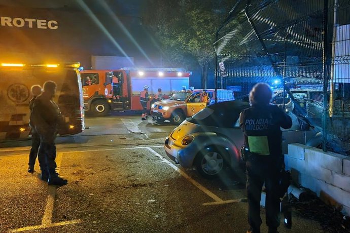 Choque del coche contra el vallado del punto limpio de Son Castelló, en Palma.