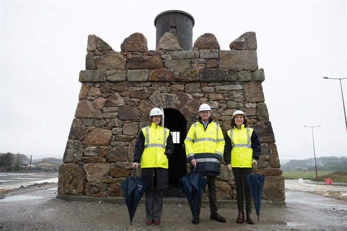 El presidente de la Xunta, Alfonso Rueda, la conselleira de Medio Ambiente, Territorio e Vivenda, Ángeles Vázquez,  y la alcaldesa de Lugo, Lara Méndez, este lunes en las obras de urbanización del parque empresarial de As Gándaras (Lugo)