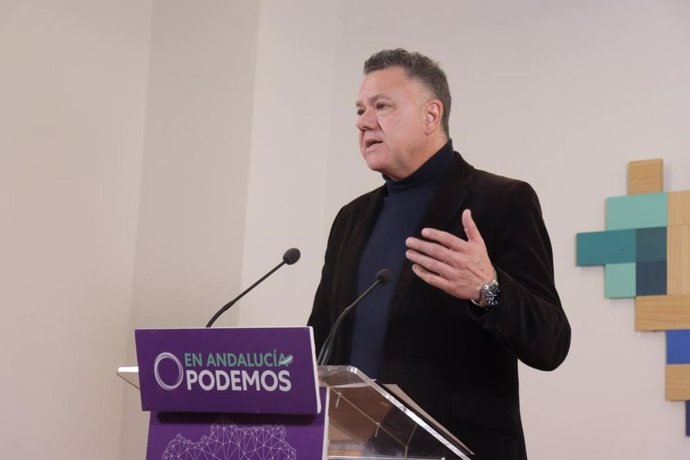 El portavoz adjunto de Por Andalucía y miembro de Podemos, Juan Antonio Delgado, este lunes en rueda de prensa.