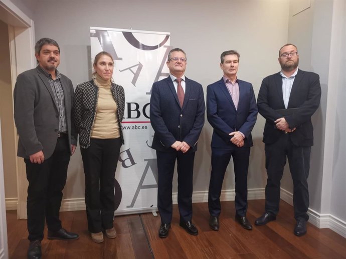 Gerardo Dueñas, en el centro, en la inauguración de la jornada sobre el sector del vino.