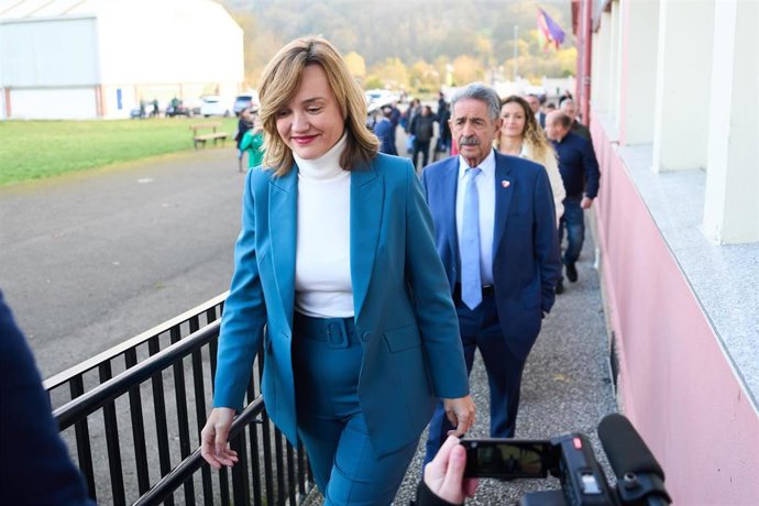 (I-D) La ministra de Educación, Pilar Alegría; el presidente de Cantabria, Miguel Angel Revilla, y la delegada del Gobierno en Cantabria, Ainoa Quiñones,