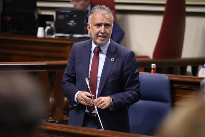Archivo - El presidente de Canarias, Ángel Víctor Torres, responde a las preguntas de los grupos parlamentarios en la sesión de control al Gobierno en el Pleno del Parlamento de Canarias