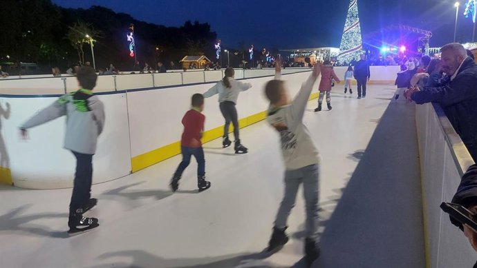 Pista de hielo en Mairena del Aljarafe con motivo de la Navidad.