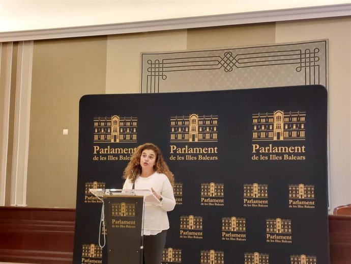 La portavoz parlamentaria del Grupo Socialista, Pilar Costa, en rueda de prensa.