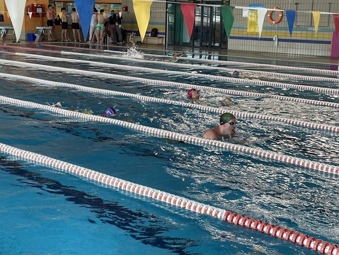 Archivo - Varias personas practican natación en instalaciones municipales.