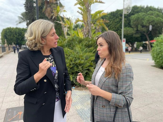 Imagen de la portavoz Rebeca Pérez y de la concejal Mercedes Bernabé