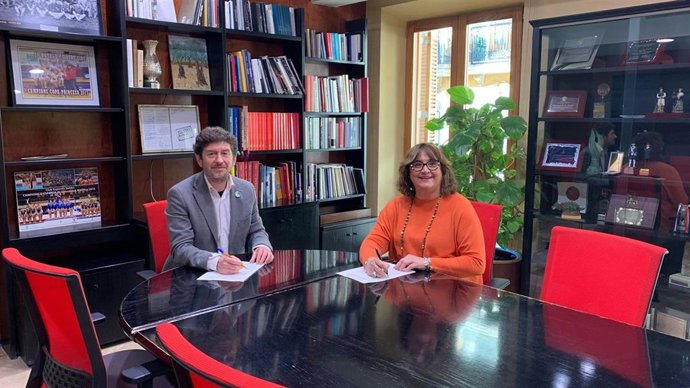 La firma del convenio entre el regidor de Justicia Social, Feminismo y LGTBI+, Alberto Jarabo, y la presidenta del Fondo Mallorquín de Solidaridad y Cooperación, Maria Antnia Mulet.