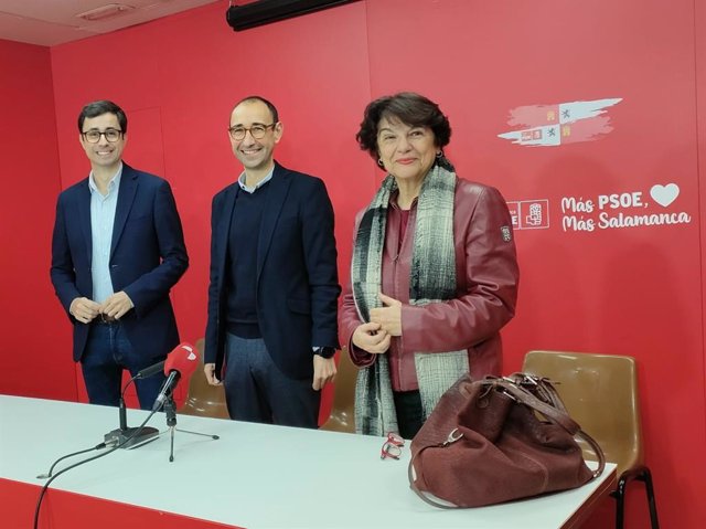 Los socialistas salmantinos José Luis Mateos, David Serrada y Soledad Murillo, de izquierda a derecha, en la sede del PSOE de Salamanca.