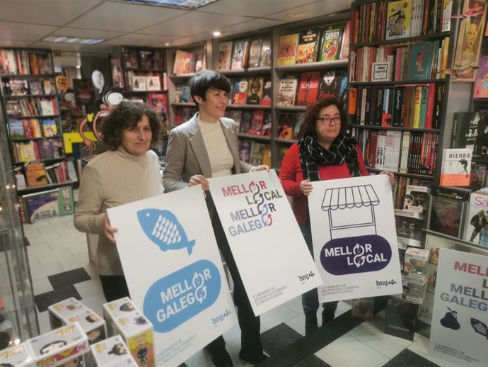 La portavoz nacional del BNG, Ana Pontón, la portavoz municipal en Santiago, Goretti Sanmartín, y la diputada autonómica María do Carme González, presentan la campaña 'Mellor local. Mellor galego'.