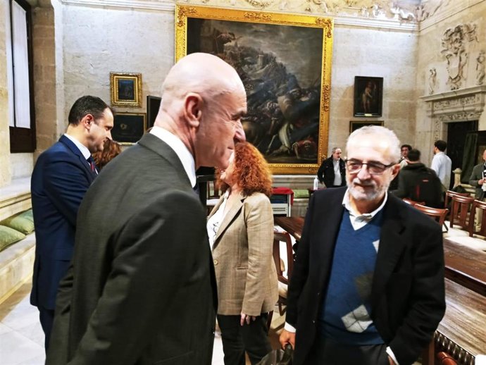 El alcalde de Sevilla conversa con Juan Manuel Flores tras la presentación de las líneas maestras del presupuesto municipal para 2023.