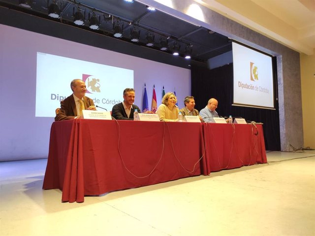 La delegada de Cultura de la Diputación de Córdoba, Salud Navajas, en la clausura de 'Experiencias Participativas en Centros de Primaria, con escolares de Posadas y Peñarroya.