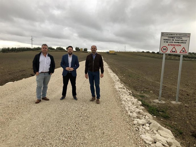 El delegado de Infraestructuras Rurales de la corporación provincial, Manuel Olmo (centro), visita camino Vereda de Santaella o de los Rambleños, en Montalbán.