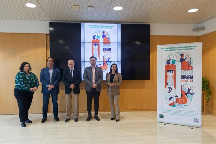 El presidente de la Diputación, en el centro, durante la presentación de la programación del Cipaem 2022-2023, en un acto celebrado en la Diputación.