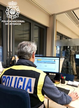 Un agente de Policía trabaja en un despacho