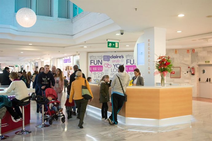 Archivo - Cádiz.- Bahía Sur implementa un programa de reciclaje de textil con puntos y recompensas