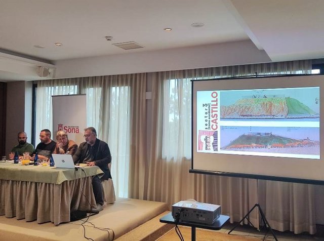 De izquierda a derecha: De Diego, García, Martínez y Cobo presentan los primeros resultados de la intervención arqueológica en la muralla de Soria.