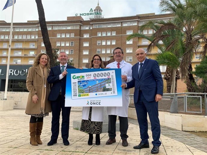 El delegado de la ONCE en Andalucía, Ceuta y Melilla, José Antonio Toledo, y el director del sector sanitario y sociosanitario de Ilunion, Eusebio Azorín, han presentado el cupón al gerente del Hospital, Manuel Molina.