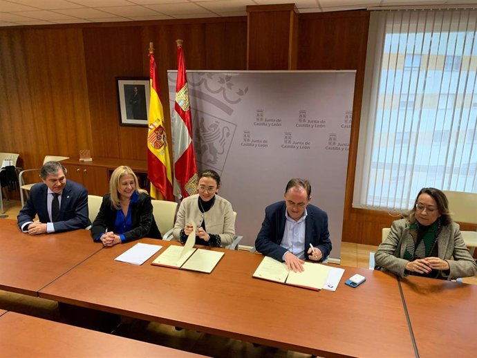 En el centro, María González y Benito Serrano firman el convenio en materia de vialidad invernal.