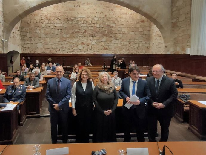 Los intervinientes en el acto Fernando Carbajo, Ana Martín, Encarnación Pérez, Javier Román y Enrique Cabero, de izquierda a derecha, en el Edificio Histórico de la USAL.