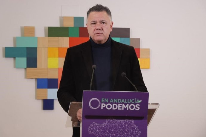 El portavoz adjunto de Por Andalucía en el Parlamento de Andalucía y miembro de Podemos, Juan Antonio Delgado, este lunes en rueda de prensa.