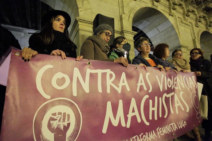 Varias personas con una pancarta participan en una concentración en respuesta al crimen de Cristina Cabo, en la Plaza Mayor de Lugo, a 1 de diciembre de 2022, en Lugo, Galicia, (España). 