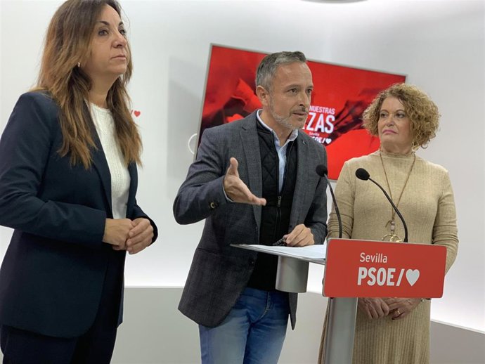 El secretario de Organización del PSOE de Sevilla y parlamentario socialista andaluz, Rafael Recio, en rueda de prensa.