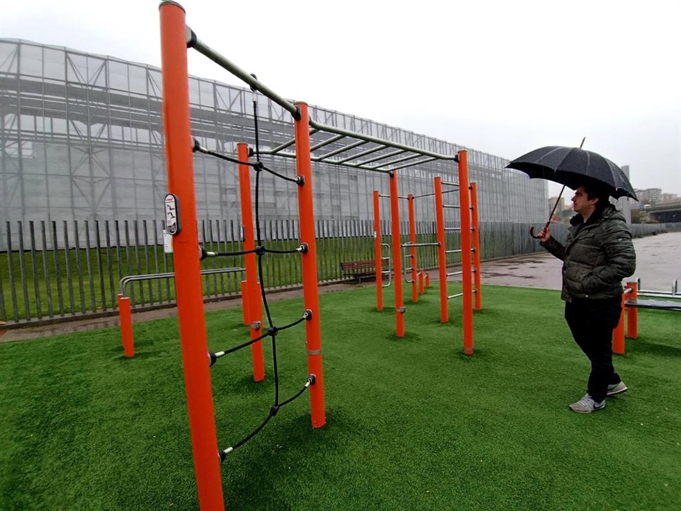 El concejal de Juventud de Barakaldo, Jonathan Martín, en el nuevo parque de calistenia.