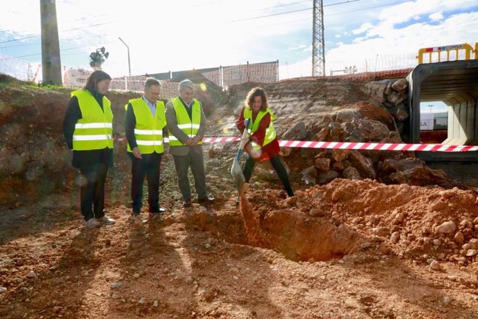 La presidenta del Govern, Francina Armengol, visita las obras de construcción del apeadero de Inca junto al conseller de Movilidad y Vivienda, Josep Marí, la consellera de Salud y Consumo, Patricia Gómez, y el alcalde, Virigilio Moreno.