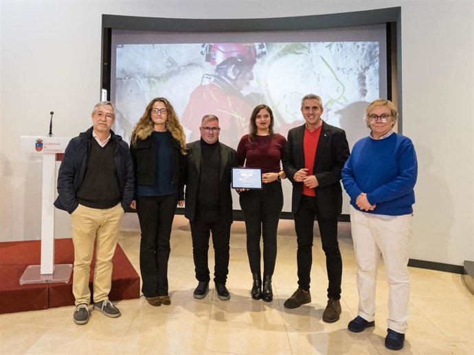 El vicepresidente, Pablo Zuloaga, asiste a la presentación de la aplicación de realidad aumentada sobre el arte parietal de la cueva de Hornos de la Peña