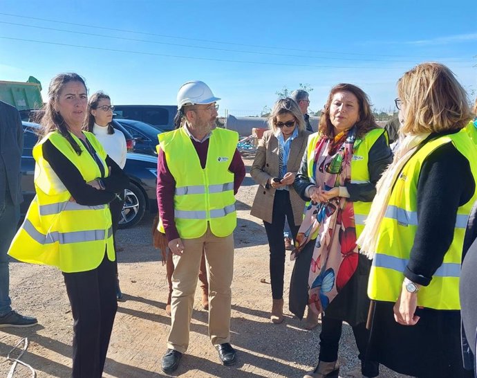 La consejera de Agricultura, Carmen Crespo, durante su visita a unas obras en Níjar (Almería).