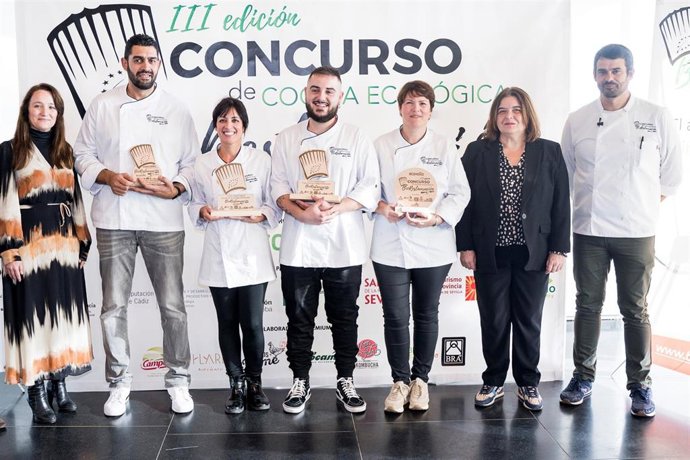 La diputada de Presidencia, Hacienda y Concertación, Trinidad Argota (segunda por la derecha), en la final del III Concurso de BioRestauración que patrocina Prodetur.