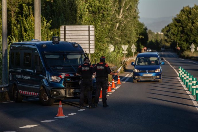 Archivo - Control policial durant la pandmia de coronavirus