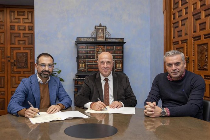 El presidente de la Diputación de Córdoba, Antonio Ruiz (centro), el delegado de Administración Electrónica de la Diputación, Víctor Montoro (dcha.), y el alcalde de Cañete de las Torres, Félix Romero.