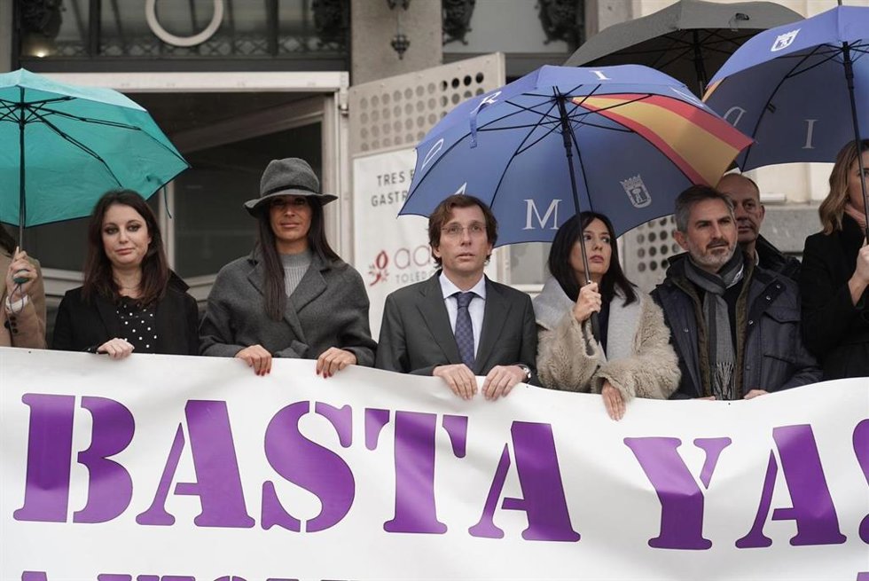 La vicealcaldesa, Begoña Villacís, el alcalde, José Luis Martínez-Almeida y la delegada del Gobierno en la Comunidad de Madrid , Mercedes González, sostienen un cartel durante el minuto de silencio en Cibeles por la última víctima de violencia machista