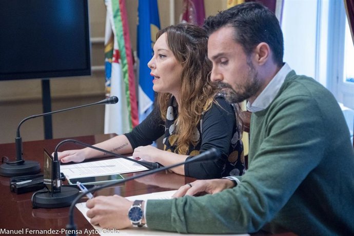 La portavoz del Gobierno de Cádiz, Lorena Garrón, y el edil de Urbanismo, Martín Vila, en rueda de prensa