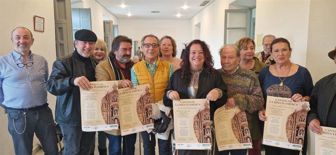 La delegada del distrito, María Encarnación Aguilar, ha participado en la presentación junto al coordinador, Manuel Miño, el premio nacional de crítica flamenca Manuel Martín y el párroco Javier Rodríguez.