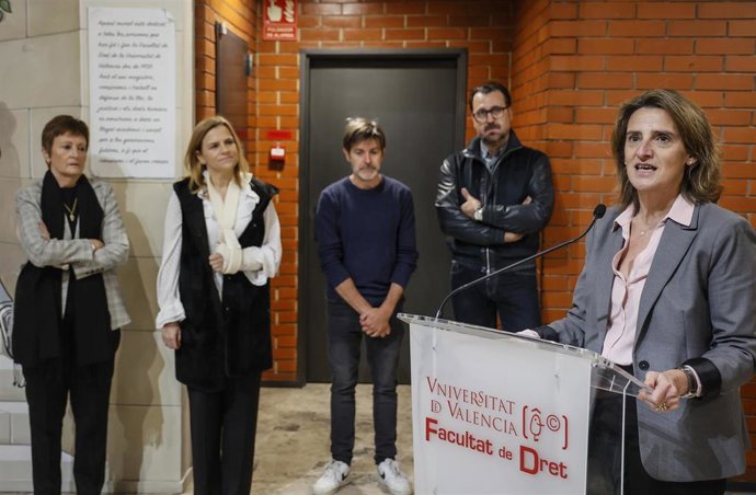 La vicepresidenta tercera y ministra para la Transición Ecológica y el Reto Demográfico, Teresa Ribera, pronuncia la conferencia de apertura de la Semana de los Derechos Humanos que organiza la Universitat de Valncia