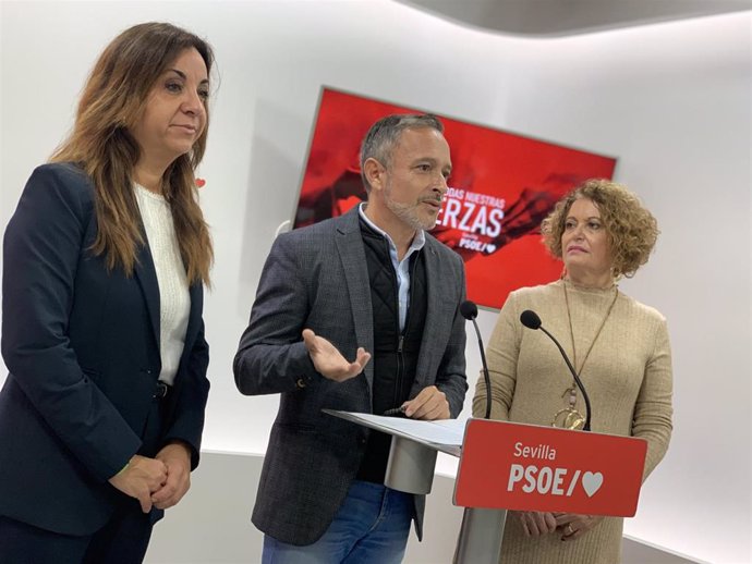 El secretario de Organización del PSOE de Sevilla, Rafael Recio, en rueda de prensa.