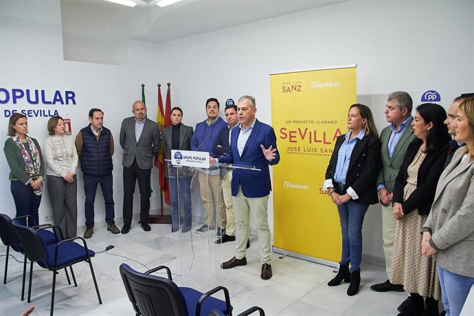 El candidato del PP a la Alcaldía de Sevilla, José Luis Sanz, en una rueda de prensa en las oficinas del PP en el Ayuntamiento, en foto de archivo.