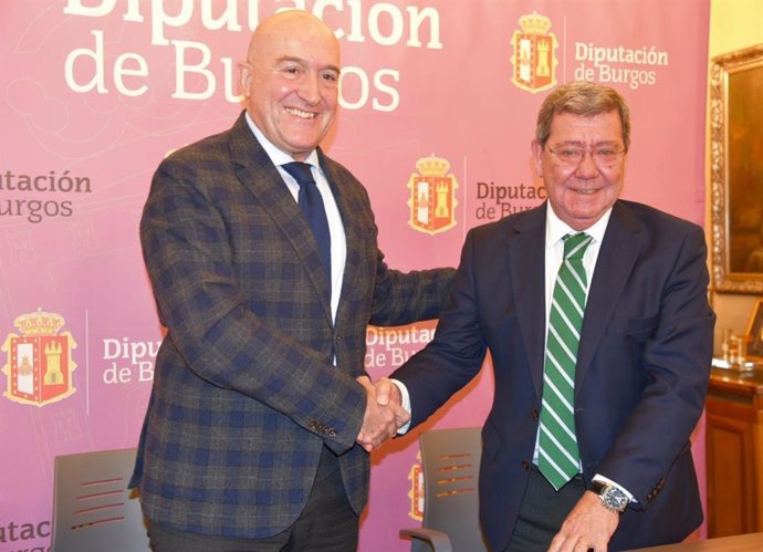 El consejero de la Presidencia, Jesús Julio Carnero, y el presidente de la Diputación de Burgos, César Rico, durante la firma del convenio para el Fondo de Cohesión Territorial.